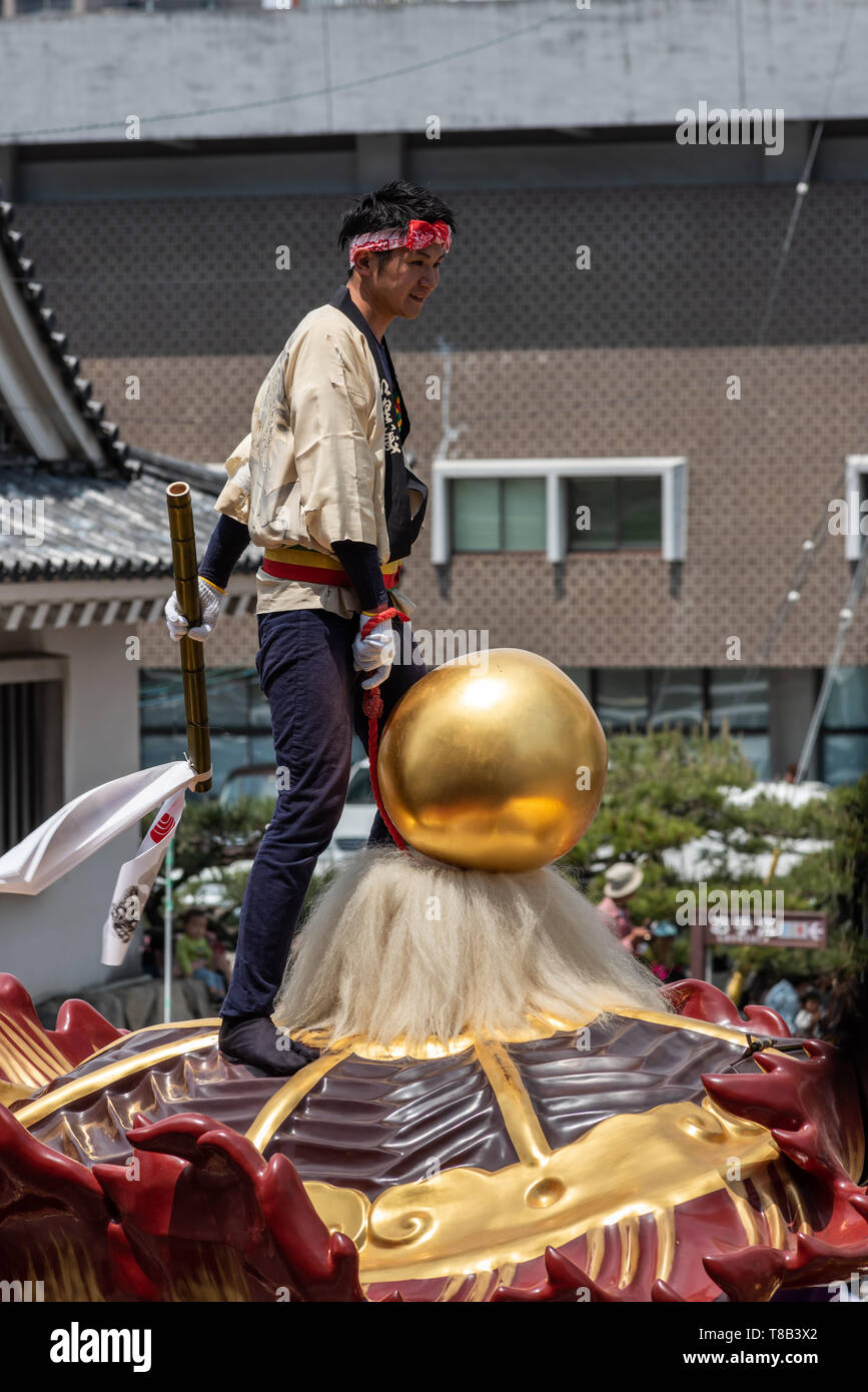 Volks, Japan - 5. Mai 2019: ein Mann, der traditionelle Kleidung auf einem massiven Float bei neuen imperialen Ära sind Iwa' Feier Parade Stockfoto