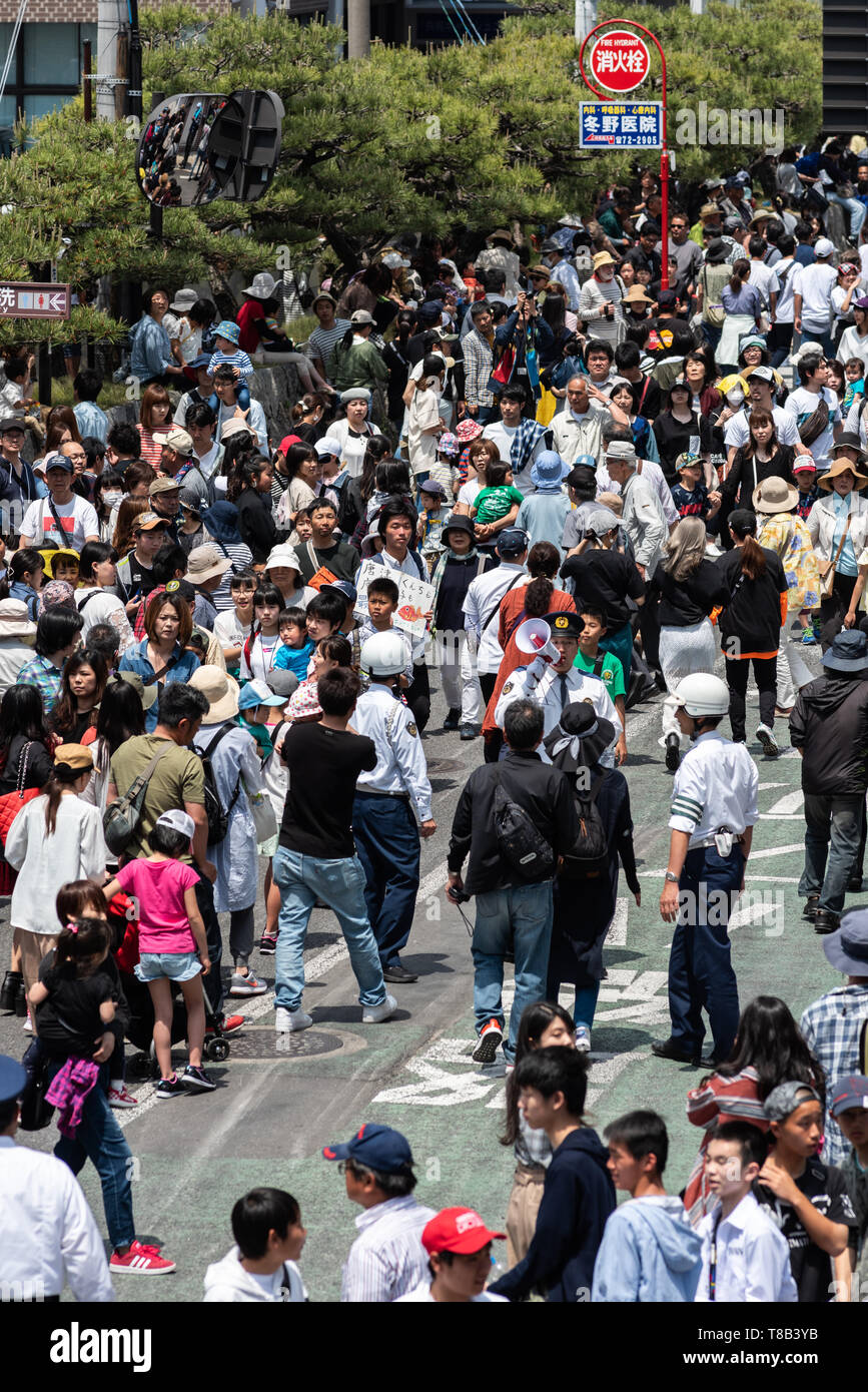 Volks, Japan - 5. Mai 2019: Masse von Menschen zu Fuß durch die Straße nach der Parade neue imperiale Ära zu feiern sind Iwa' Stockfoto