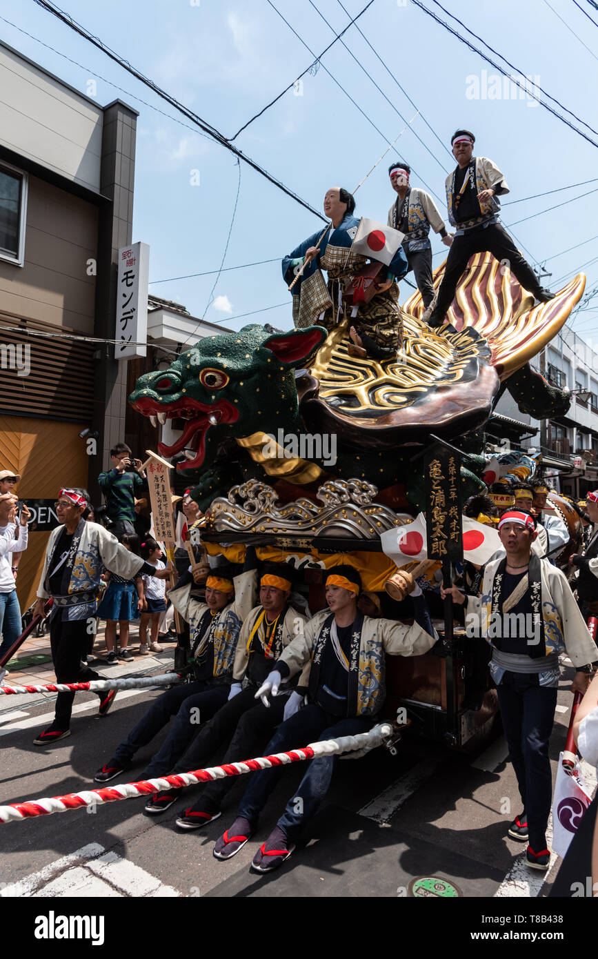 Volks, Japan - 5. Mai, 2019: Die Menschen in traditionellen Kostümen drawning massive Schwimmen durch die Straße während der neuen imperialen Ära sind Iwa' Feier pa Stockfoto
