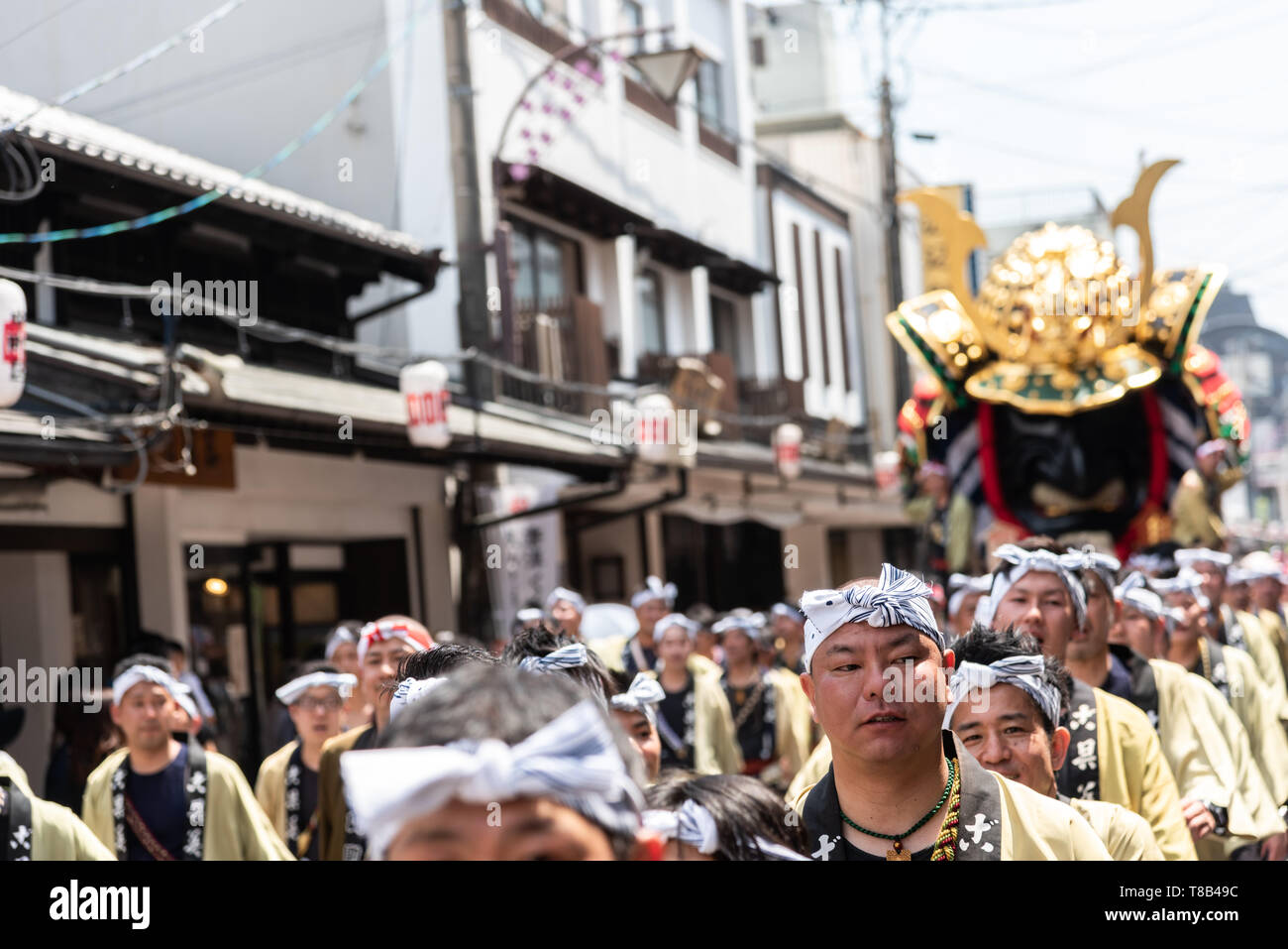 Volks, Japan - 5. Mai, 2019: Die Menschen in traditionellen Kostümen drawning massive Schwimmen durch die Straße während der neuen imperialen Ära sind Iwa' Feier pa Stockfoto