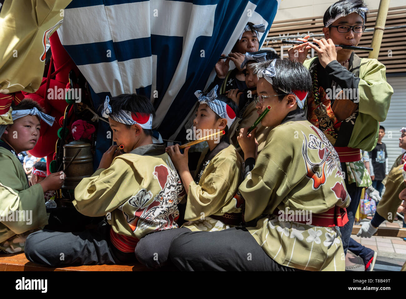 Volks, Japan - Mai 5, 2019: Junge Männer in der traditionellen Tracht Spielen der Querflöte während der Parade neue imperiale Ära zu feiern sind Iwa' Stockfoto