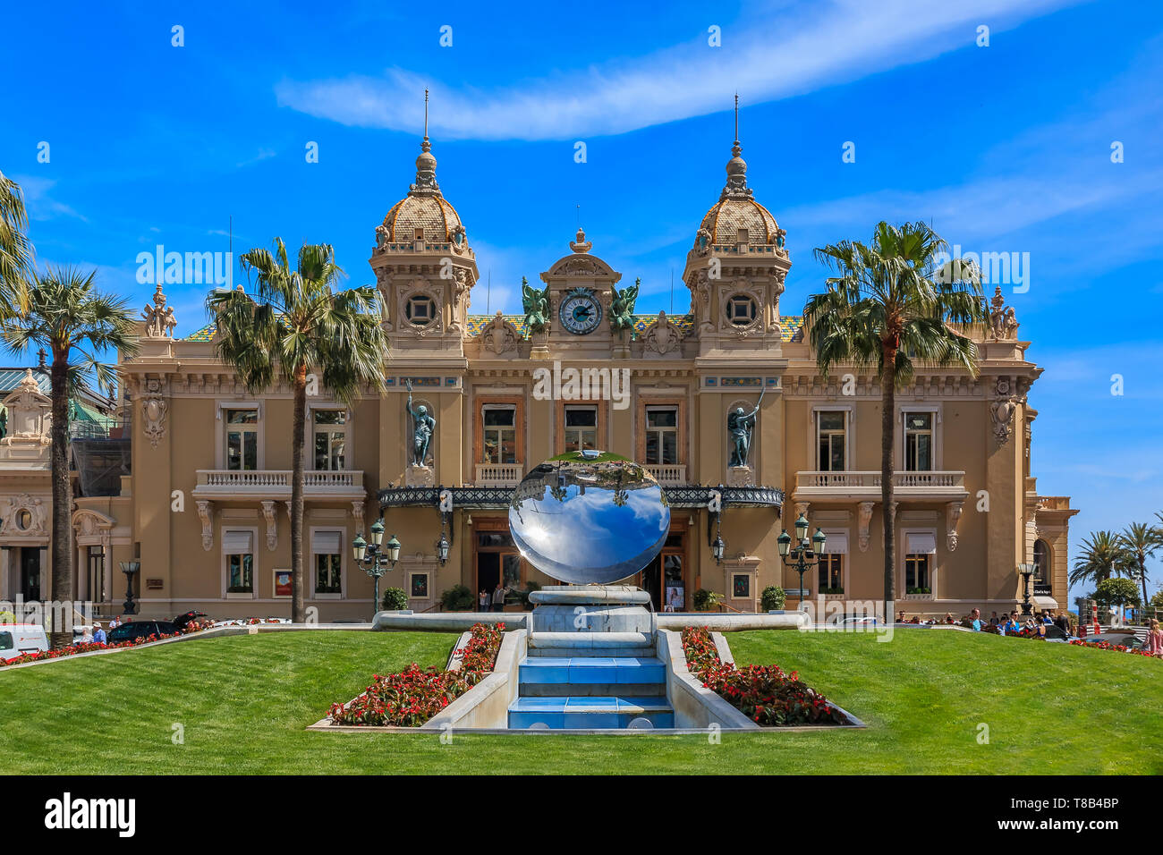 Der berühmte Grand Casino oder Monte Carlo Casino in Monte Carlo Monaco auf dem Place du Casino, im Beaux-Arts-Stil erbaut mit dem Spiegel Brunnen vor Stockfoto