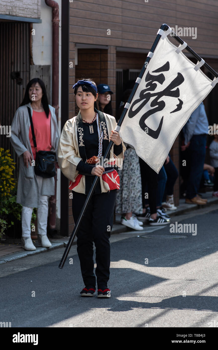 Volks, Japan - Mai 5, 2019: Junge Dame in traditionellen Kostümen Parade durch die Straße mit einem Flag neue imperiale Ära zu feiern sind Iwa' Stockfoto
