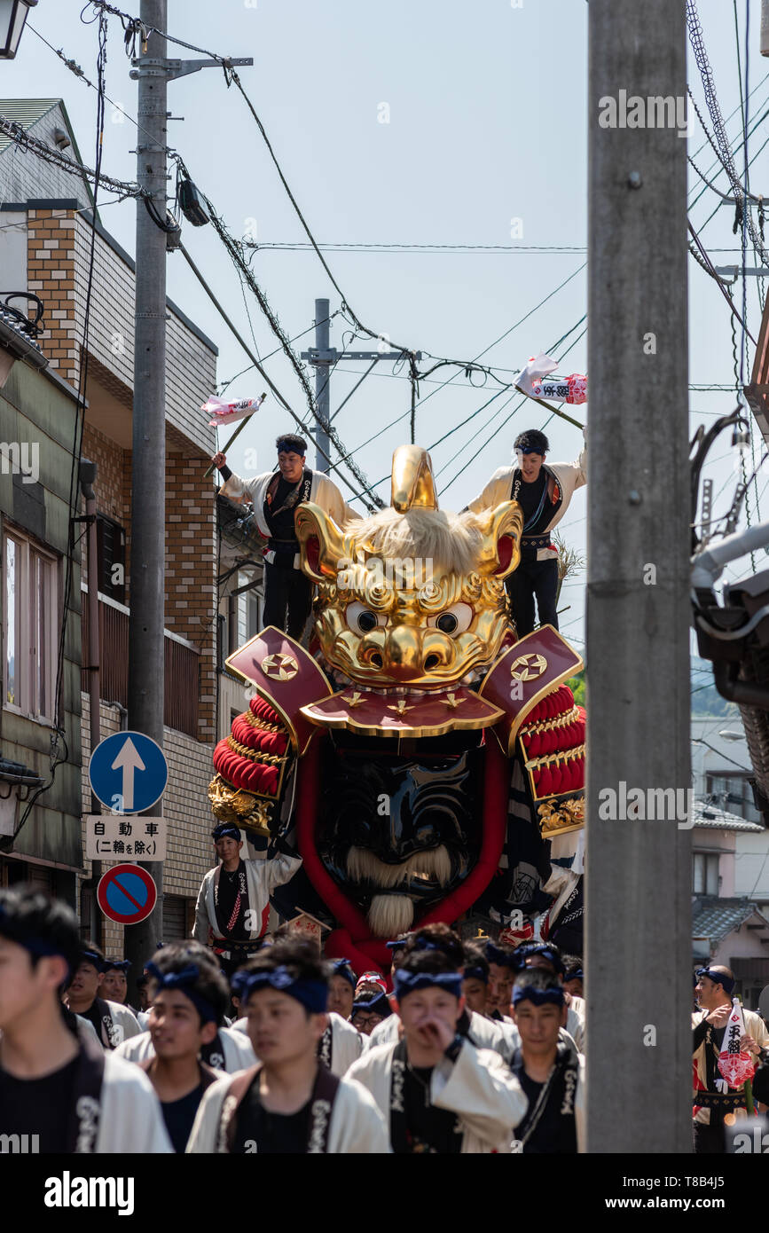 Volks, Japan - 5. Mai, 2019: Die Menschen in traditionellen Kostümen drawning massive Schwimmen durch die Straße während der neuen imperialen Ära sind Iwa' Feier pa Stockfoto