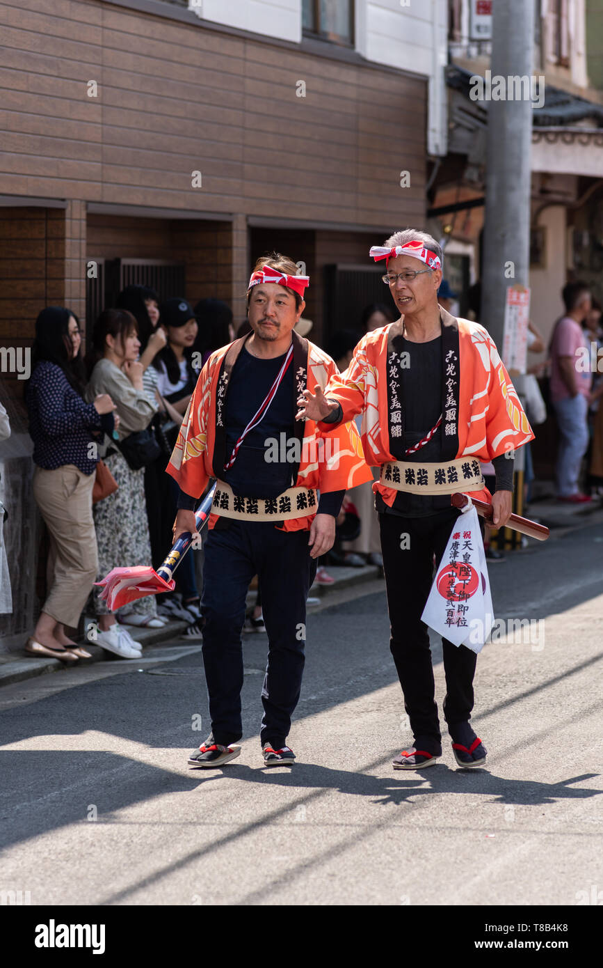 Volks, Japan - 5. Mai, 2019: Die Menschen in traditionellen Kostümen Parade durch die Straße drawning massive schwimmt neuen imperialen Ära zu feiern Iwa' Stockfoto