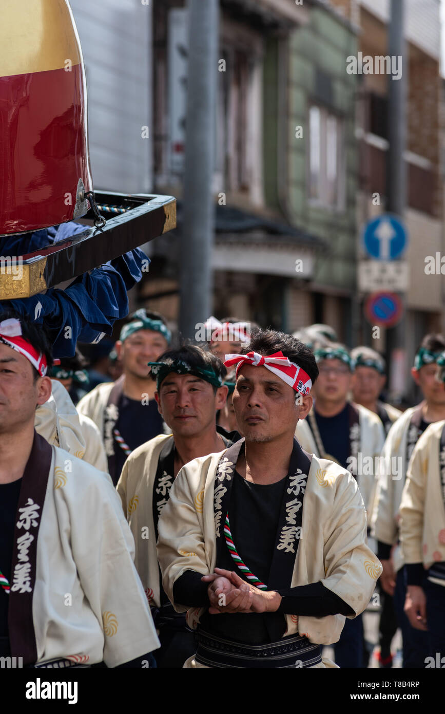 Volks, Japan - 5. Mai, 2019: Die Menschen in traditionellen Kostümen Parade durch die Straße drawning massive schwimmt neuen imperialen Ära zu feiern Iwa' Stockfoto