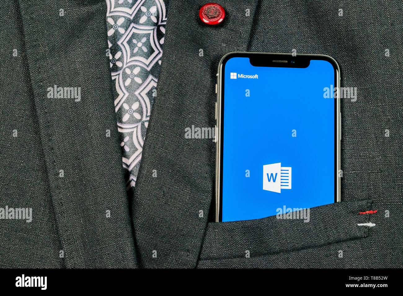 Sankt-Petersburg, 24. August 2018: Microsoft Word Symbol auf Apple iPhone X-close-up in der Jackentasche. Microsoft Office Word Symbol. Mic Stockfoto