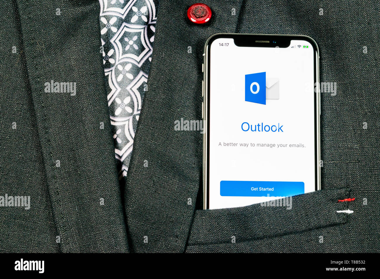 Sankt-Petersburg, Russland, 24. August 2018: Microsoft Outlook office Symbol auf Apple iPhone X-close-up in der Jackentasche. Microsoft outl Stockfoto