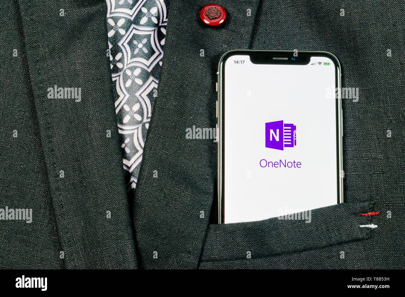 Sankt-Petersburg, Russland, 24. August 2018: Microsoft OneNote office Symbol auf Apple iPhone X-close-up in der Jackentasche. Microsoft ein Stockfoto