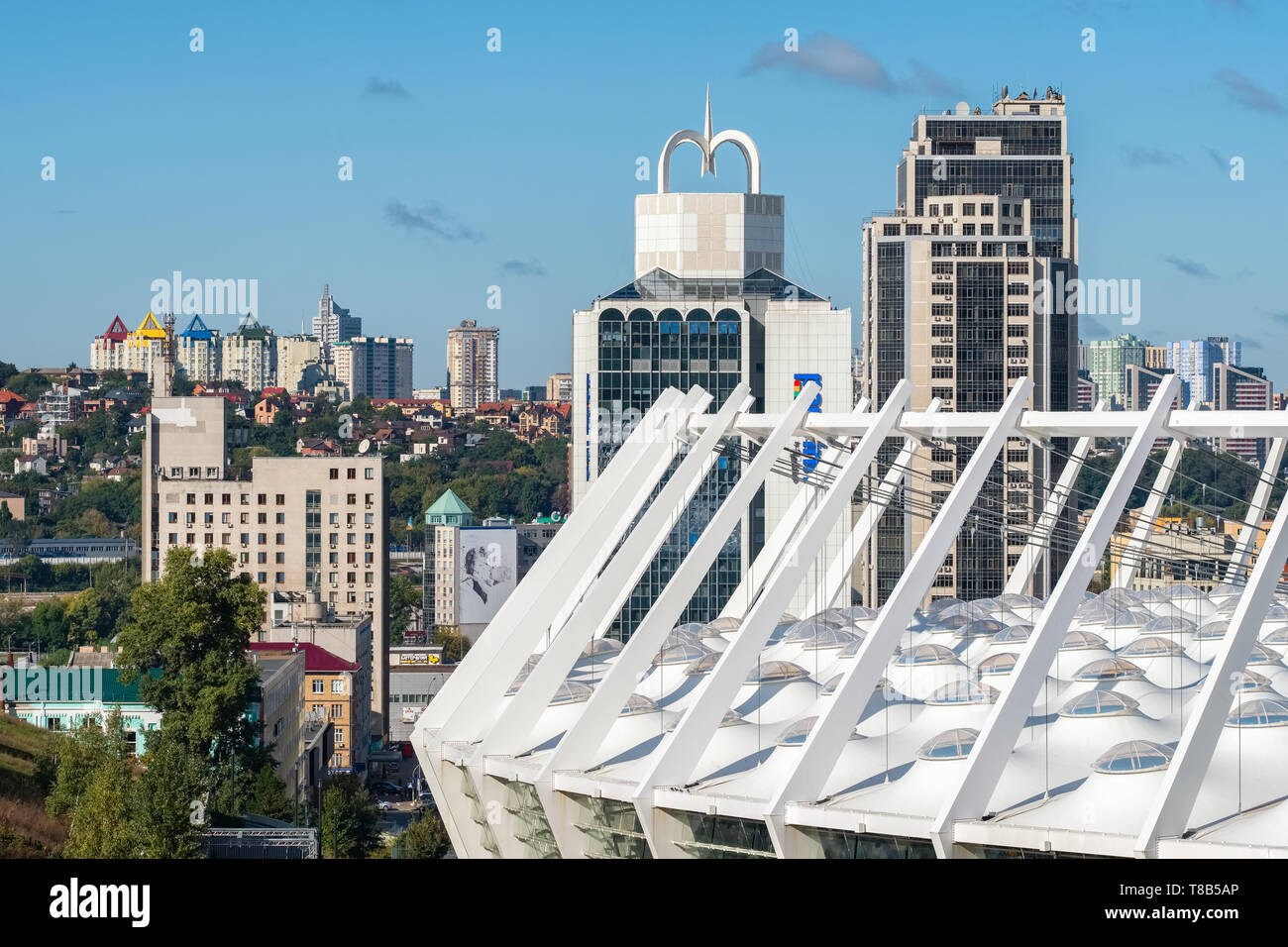 Kiew Stadtbild mit dem Dach des Olympiastadions Stockfoto