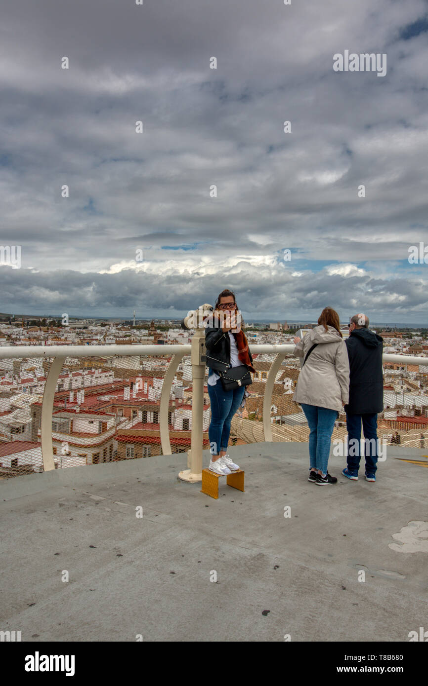 Sevilla, Spanien - April 06, 2019: Blick von oben auf dem Platz Metropol Parasol (Setas de Sevilla), eine große Struktur, wo man die beste Sicht auf Stockfoto