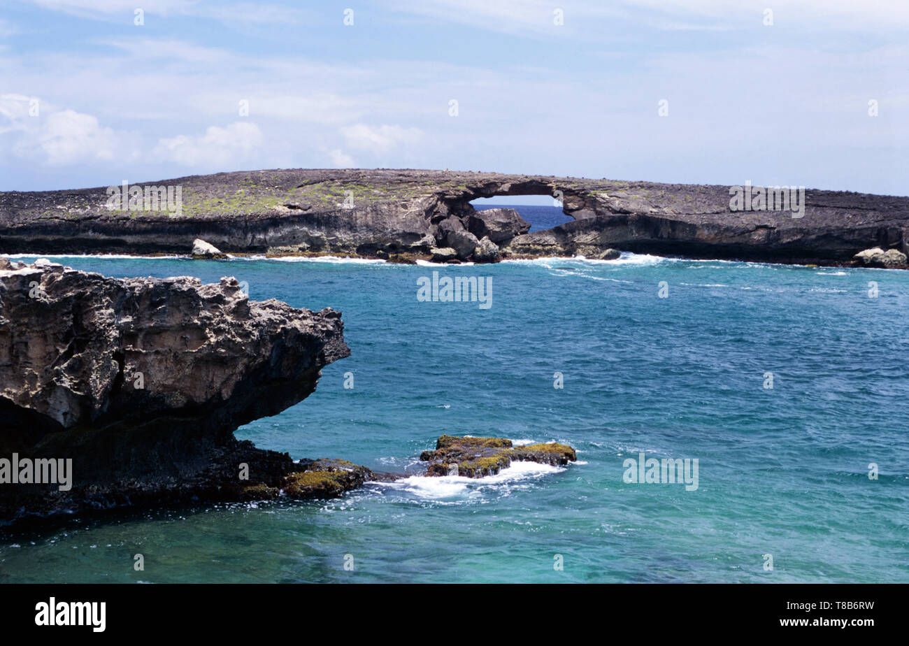 Natürliche Brücke an Laie, Oahu, Hawaii Stockfoto