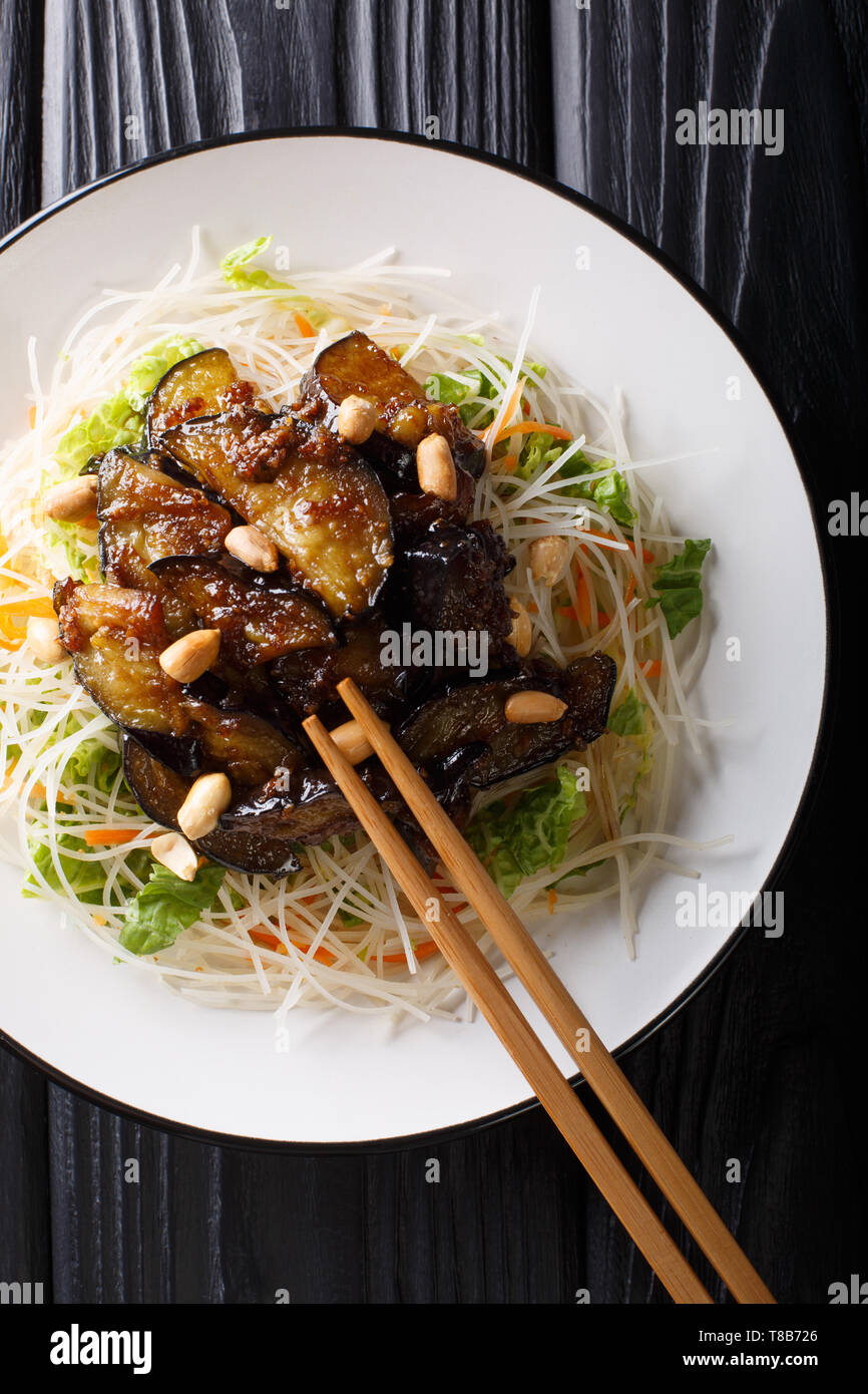 Saigon Stil vermicelli mit Auberginen und Erdnüsse close-up auf einem Teller auf den Tisch. Vertikal oben Ansicht von oben Stockfoto
