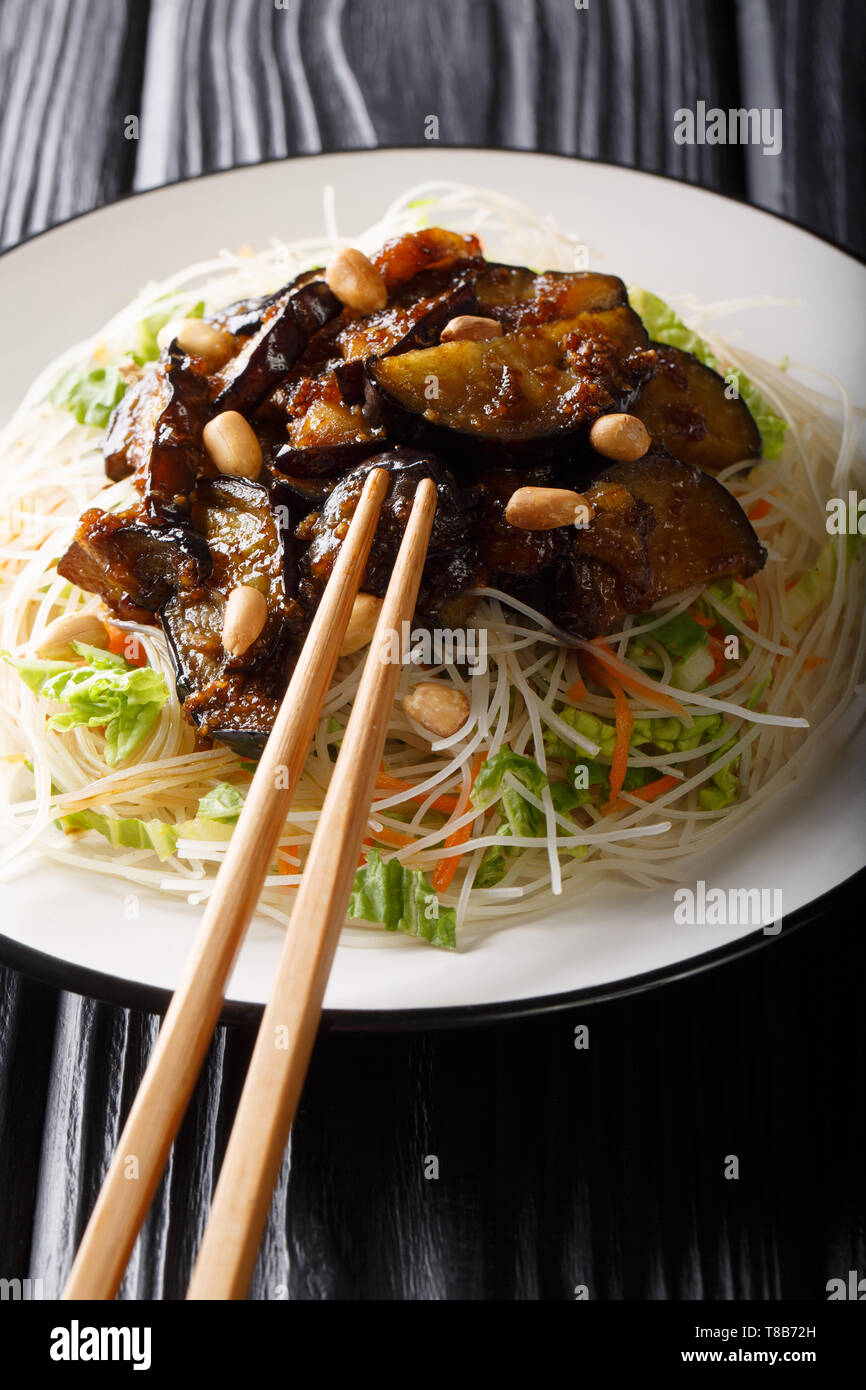 Saigon Stil vermicelli mit Auberginen und Erdnüsse close-up auf einem Teller auf den Tisch. Vertikale Stockfoto