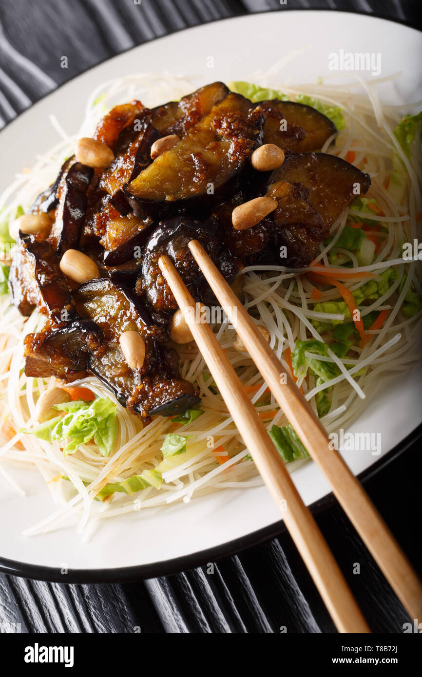 Vietnamesische Reisnudeln mit Auberginen und Erdnüsse close-up auf einem Teller auf den Tisch. Vertikale Stockfoto