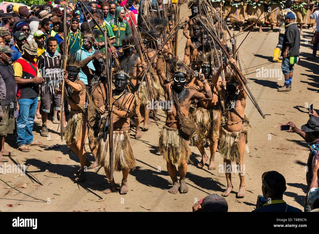 Papua-neuguinea, Enga Provinz, Enga Stamm, Enga zeigen, Wabag region, Tänzer gekleidet für eine Sing-sing (traditionelle Tanz) zu Fuß von Wabag Show Arena Stockfoto