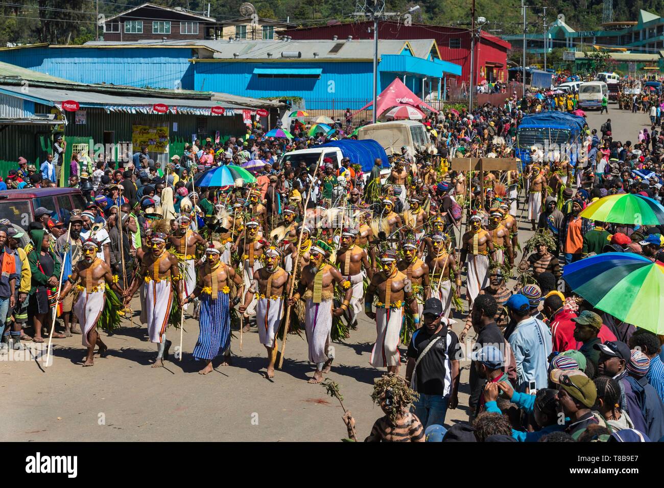 Papua-neuguinea, Enga Provinz, Enga Stamm, Enga zeigen, Wabag region, Tänzer gekleidet für eine Sing-sing (traditionelle Tanz) zu Fuß von Wabag Show Arena Stockfoto