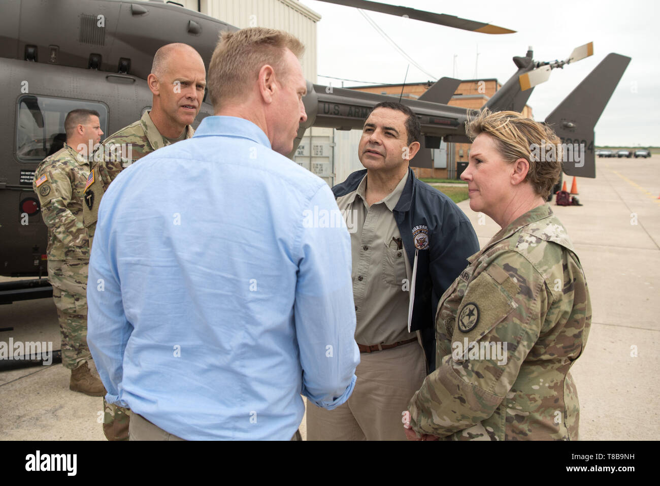 Usa handeln Verteidigungsminister Patrick M. Shanahan spricht mit Adjutant General von Texas National Guard, der Armee Generalmajor Tracy R. Norris und Rep. Henry Cuellar (D-TX 28 Bezirk), vor der Abreise McAllen, Texas, 11. Mai 2019. (DoD Foto von U.S. Army Sgt. Amber I. Smith) Stockfoto