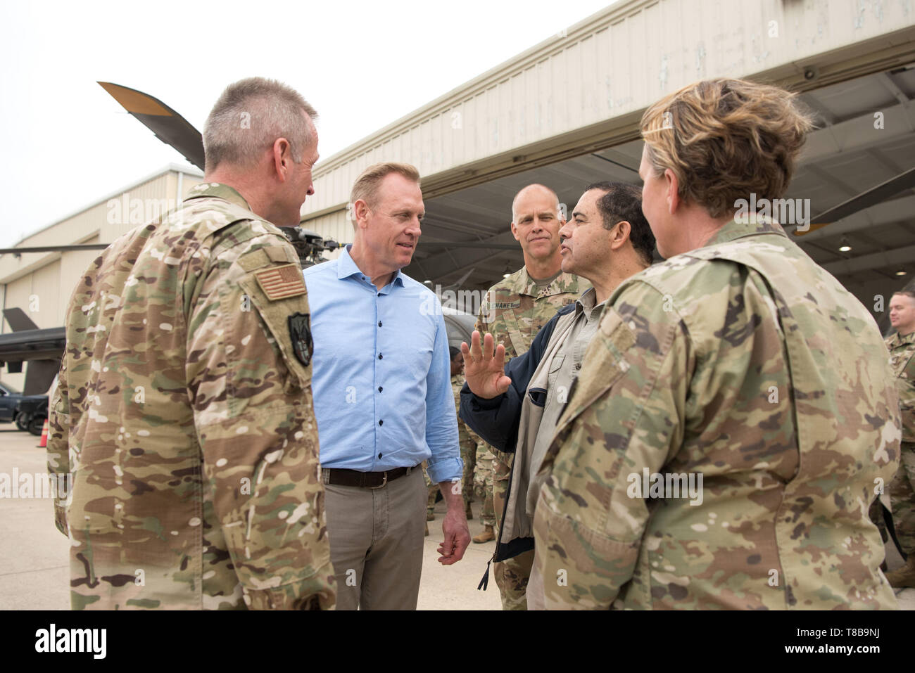Usa handeln Verteidigungsminister Patrick M. Shanahan spricht mit Rep. Henry Cuellar (D-TX 28 Bezirk) vor der Abreise McAllen, Texas, 11. Mai 2019. (DoD Foto von U.S. Army Sgt. Amber I. Smith) Stockfoto