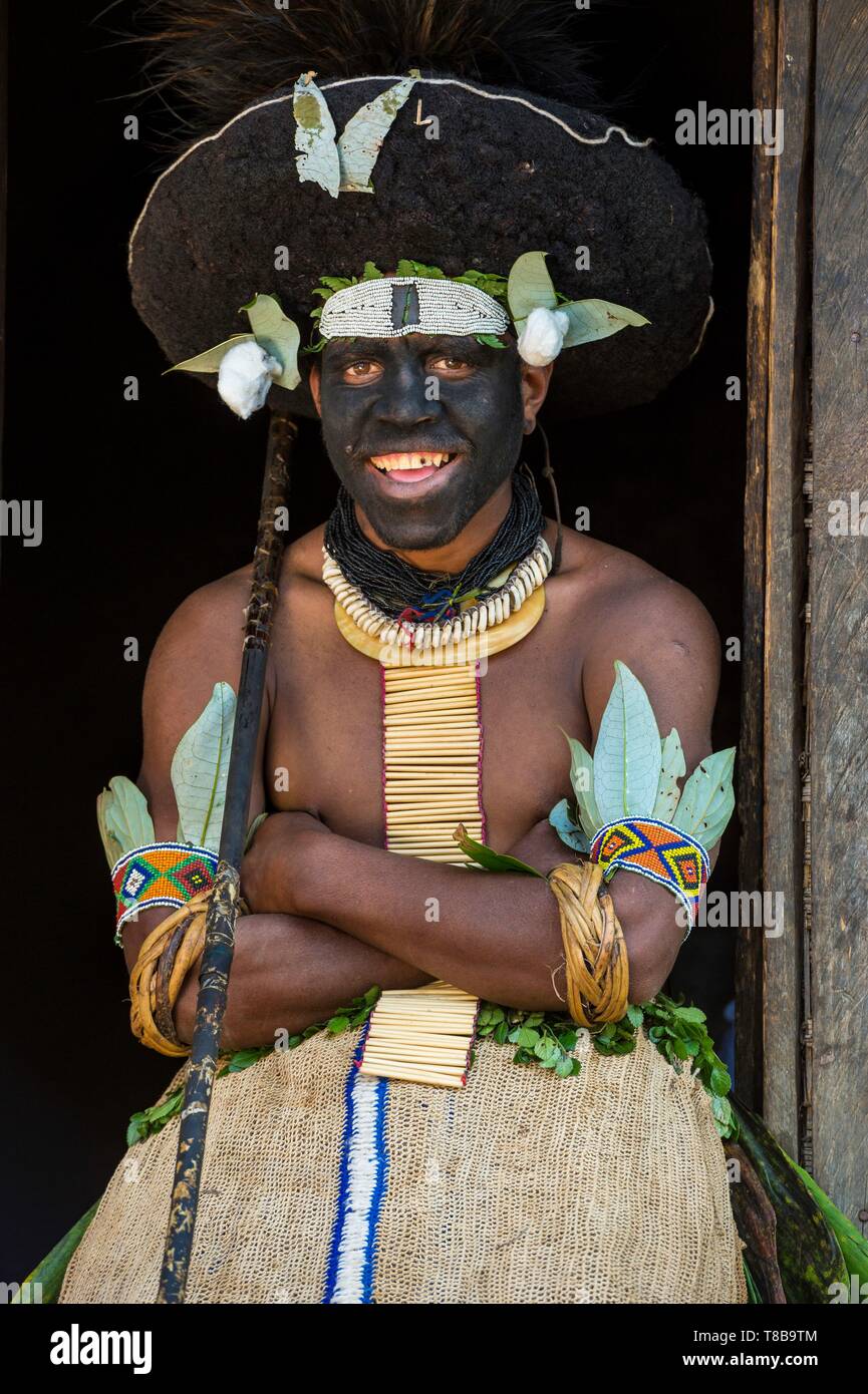 Papua-neuguinea, Enga Provinz, Enga Stamm, Wabag region, Tänzerin gekleidet für eine Sing-Sing (ein traditioneller Tanz) Stockfoto