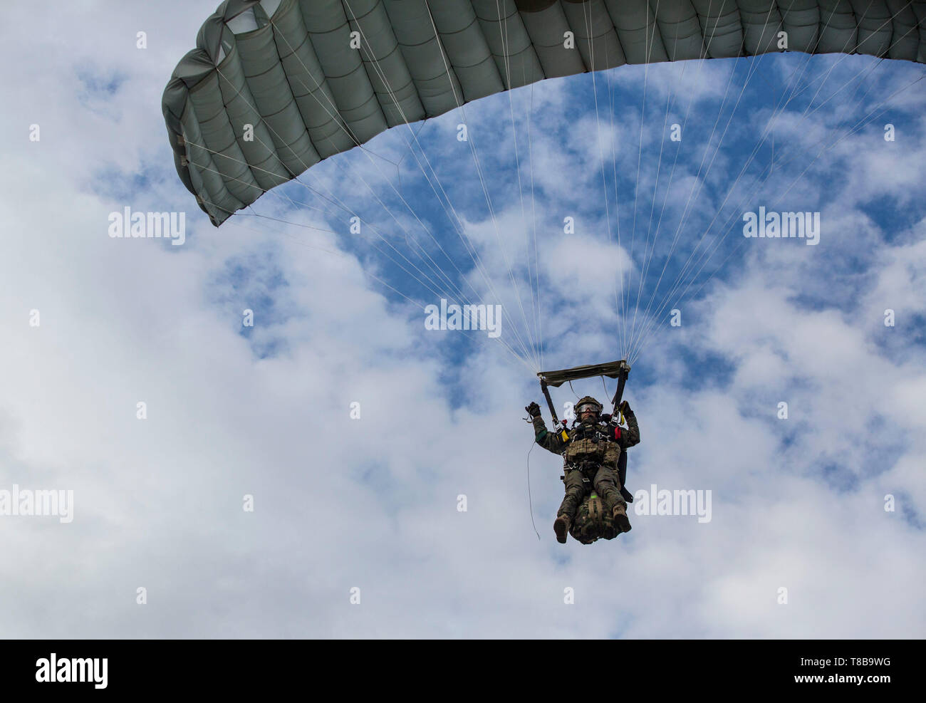 Ein spanischer service Mitglied steigt nach einem high-altitude Niedrige - öffnung springen während der Übung Lone Fallschirmjäger bei Leon, Spanien, 6. Mai 2019. Special Purpose Marine Air-Ground Task Force-Crisis Response-Africa 19.2, Marine Kräfte in Europa und in Afrika, unterstützt die Übung mit Antenne - Lieferung Marines und einem KC-130J Super Hercules. Einsame Fallschirmjäger ist eine multinationale Übung hosted training Taktik zu verbessern, Austausch von Wissen und die Beziehungen zwischen den Verbündeten und Partner Nationen. SPMAGTF-CR-AF ist eingesetzt Krise - Reaktion und Theater zu leiten - Security Operations in Afrika und Promot Stockfoto