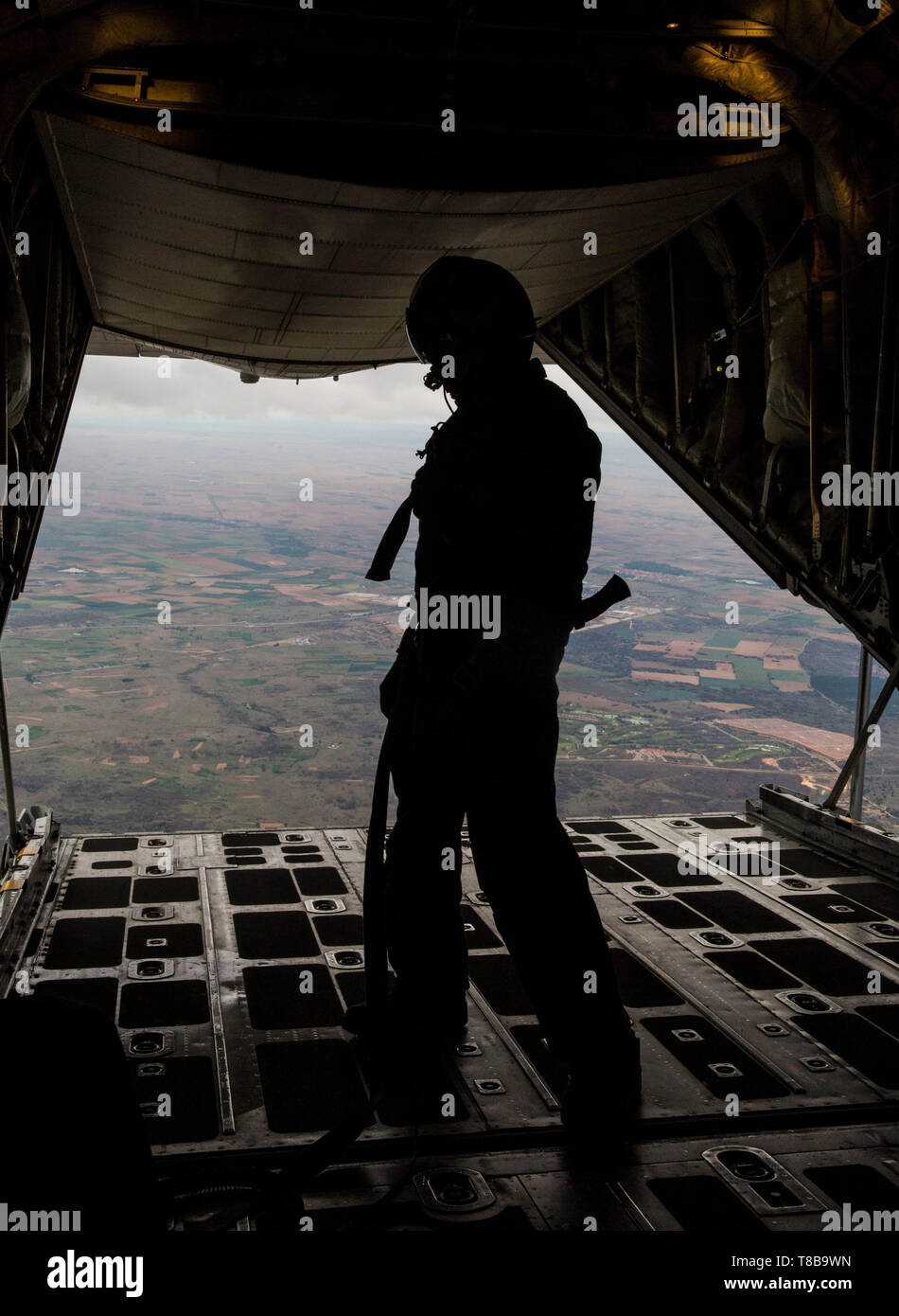 Ein US-Marine mit speziellen Zweck Marine Air-Ground Task Force-Crisis Response-Africa 19.2, Marine Kräfte in Europa und in Afrika, bewertet Luftraum von einem US Marine Corps KC-130J Super Hercules während der Übung Lone Fallschirmjäger bei Leon, Spanien, 7. Mai 2019. Einsame Fallschirmjäger ist eine multinationale Übung hosted training Taktik zu verbessern, Austausch von Wissen und die Beziehungen zwischen den Verbündeten und Partner Nationen. Das Flugzeug und Besatzung zur Verfügung Antenne - Lieferung für die Dauer der Übung. SPMAGTF-CR-AF ist eingesetzt Krise - Reaktion und Theater zu leiten - Security Operations i Stockfoto