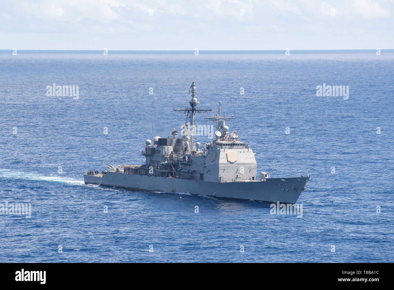 Die geführte-missile Cruiser USS Mobile Bay (CG53) ist unterwegs in den Atlantischen Ozean, den 9. Mai 2019. Die John C Stennis ist in den USA der 2. Flotte zur Unterstützung der Marineoperationen maritime Stabilität und Sicherheit im Atlantik und Arktis beizubehalten, um Zugang, Aggression abzuschrecken und USA verteidigen, Verbündete und Partner Interessen zu gewährleisten. (U.S. Marine Foto von Mass Communication Specialist Seaman Jarrod A. Schad) Stockfoto