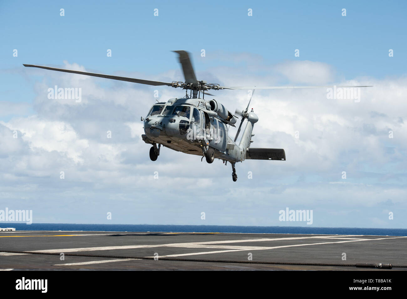 Ein MH-60S Sea Hawk, Hubschrauber Meer Combat Squadron (HSC) 14, bereitet sich auf die Landung auf dem Flugdeck der Flugzeugträger USS John C Stennis (CVN 74) im Atlantischen Ozean, Mai 9, 2019 zugeordnet. Die John C Stennis ist in den USA der 2. Flotte zur Unterstützung der Marineoperationen maritime Stabilität und Sicherheit im Atlantik und Arktis beizubehalten, um Zugang, Aggression abzuschrecken und USA verteidigen, Verbündete und Partner Interessen zu gewährleisten. (U.S. Marine Foto von Mass Communication Specialist 3. Klasse Skyler Okerman) Stockfoto