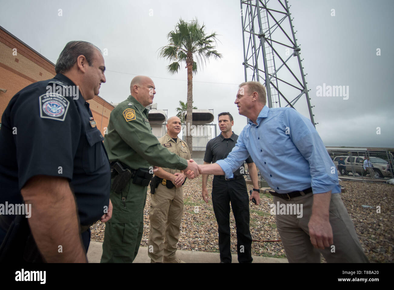 Usa handeln Verteidigungsminister Patrick M. Shanahan und amtierende Sekretär der Homeland Security Kevin McAleenan werden vom Stellvertretenden Chef der Zoll- und Grenzschutz (CBP) John Morris, Direktor des Südlichen Operationen CBP Carlos Rodriguez und Rep. Henry Cuellar (D-TX 28 Bezirk) bei der Ankunft am McAllen Border Patrol Station, McAllen, Texas, 11. Mai 2019 begrüßt. (DoD Foto von U.S. Army Sgt. Amber I. Smith) Stockfoto