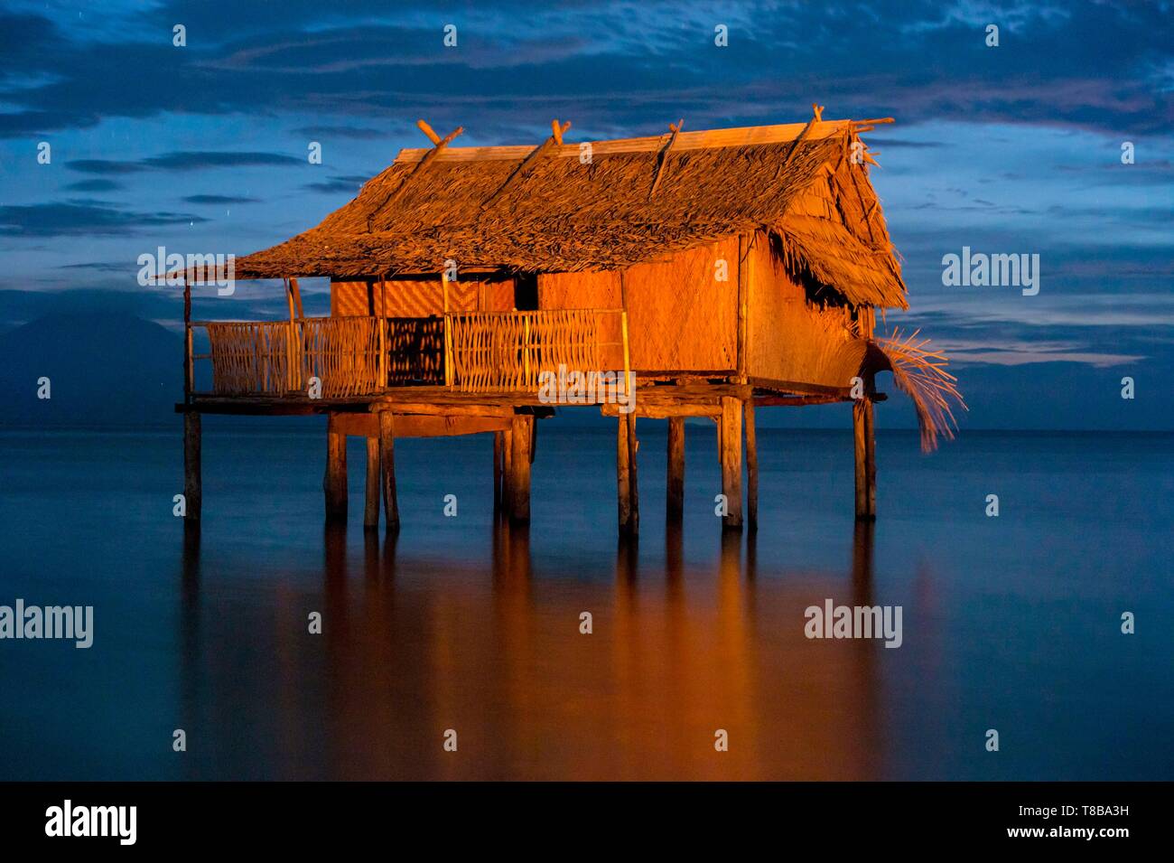 Papua-neuguinea, neue Großbritannien Island, West New Britain Province, Cap Gloucester Bezirk, Kimbe, Tamuniaï Dorf, Haus auf Stelzen Stockfoto