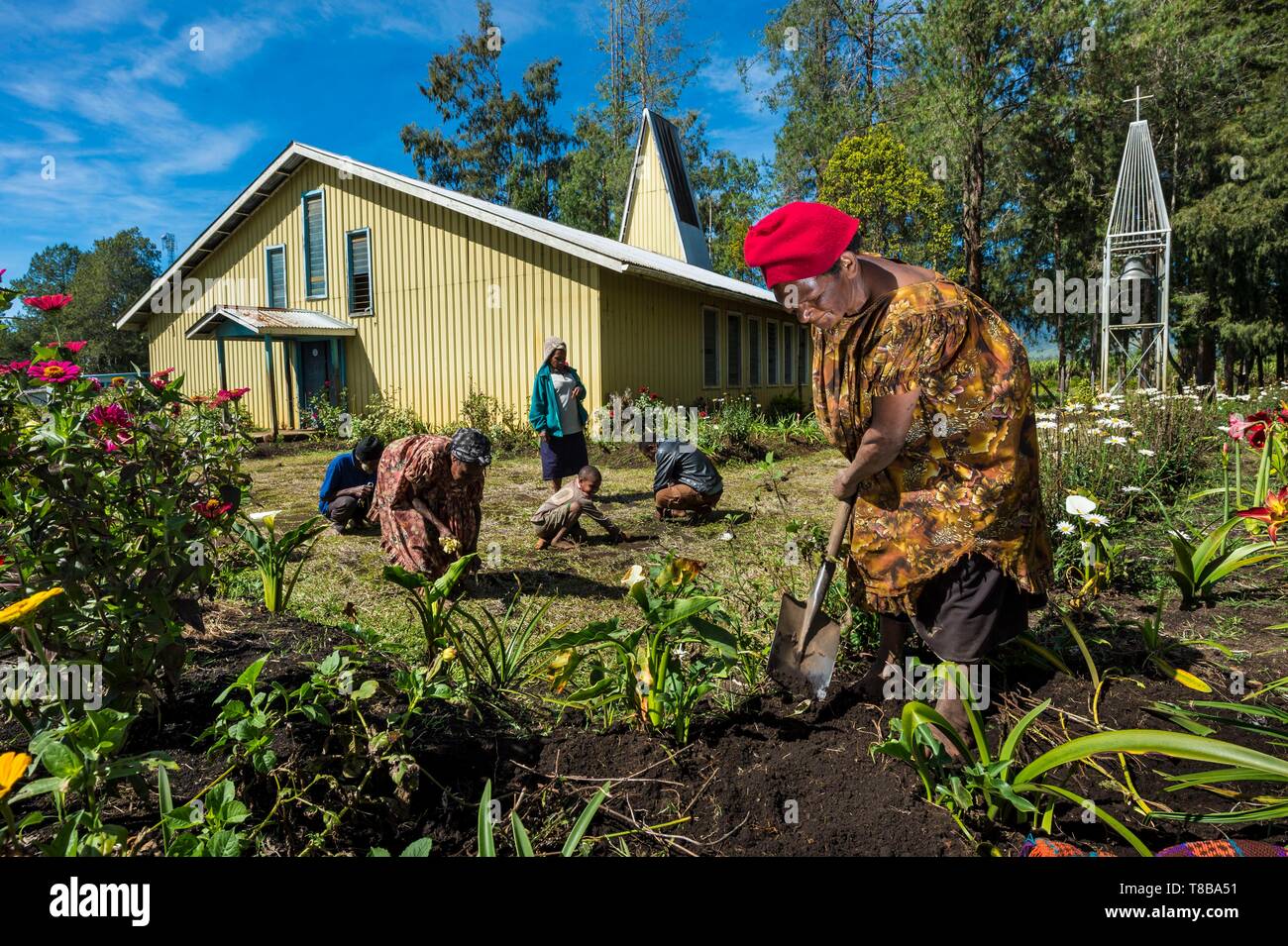 Papua-neuguinea Western Highlands Provinz, untere Kaugel region Tambul Nebilyer, Alkena Dorf, Frau, Gartenarbeit vor einer Kirche Stockfoto