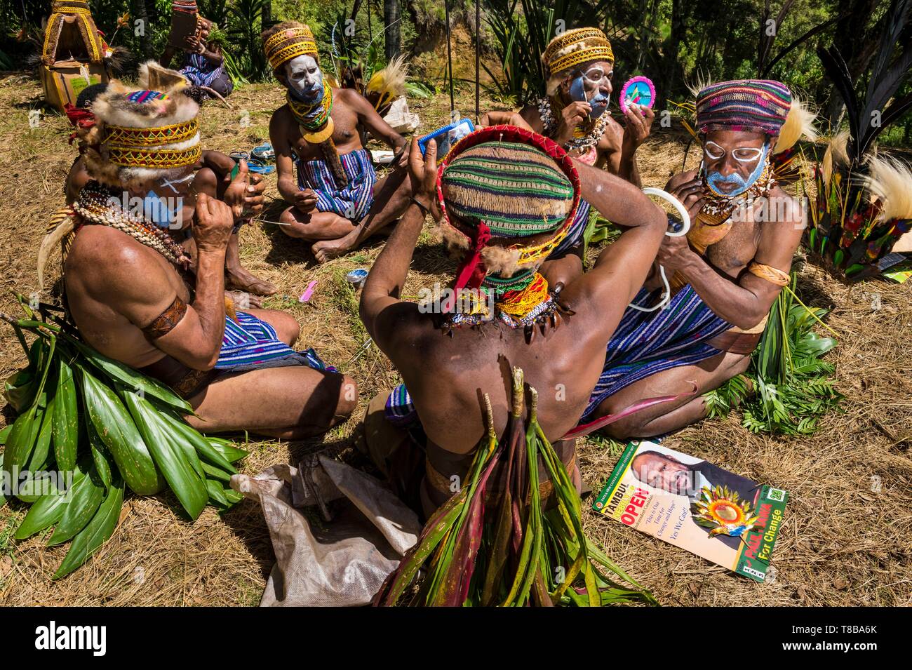 Papua-neuguinea Western Highlands Provinz, untere Kaugel region Tambul Nebilyer, Alkena Dorf, Vorbereitung Körperschmuck vor einem singen - Singen (ein traditioneller Tanz) Stockfoto