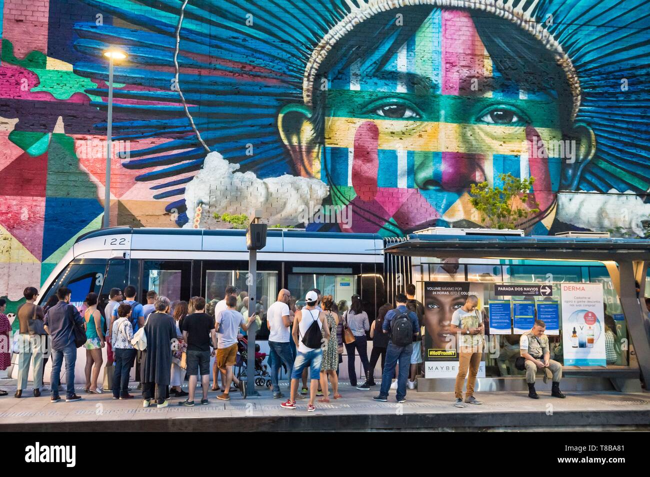 Brasilien, Rio de Janeiro, Rio de Janeiro, Stadt, Welterbe der UNESCO, Zentrum, Docks, Utopie Aquario Tramway Station, Papua Chief Mundiya Kepanga vor einer Wand Malerei des Künstlers Eduardo Kobra gemalt im Jahr 2016 für die Olympischen Spiele auf 3000 qm Stockfoto