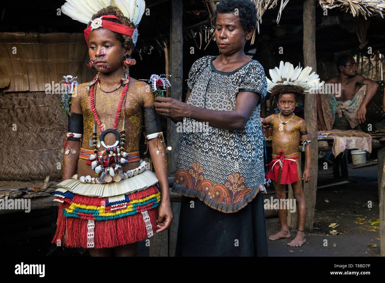 Papua New Guinea, Milne Bay Provinz, Meer, Encastreaux Trobriands Archipels, der Insel Kiriwina, Milamala Okaiboma Dorf, Festival, innerhalb der Schule kulturelle Projet, Kinder lernen traditionelle Circle Dance namens Wosi Mwaya Stockfoto