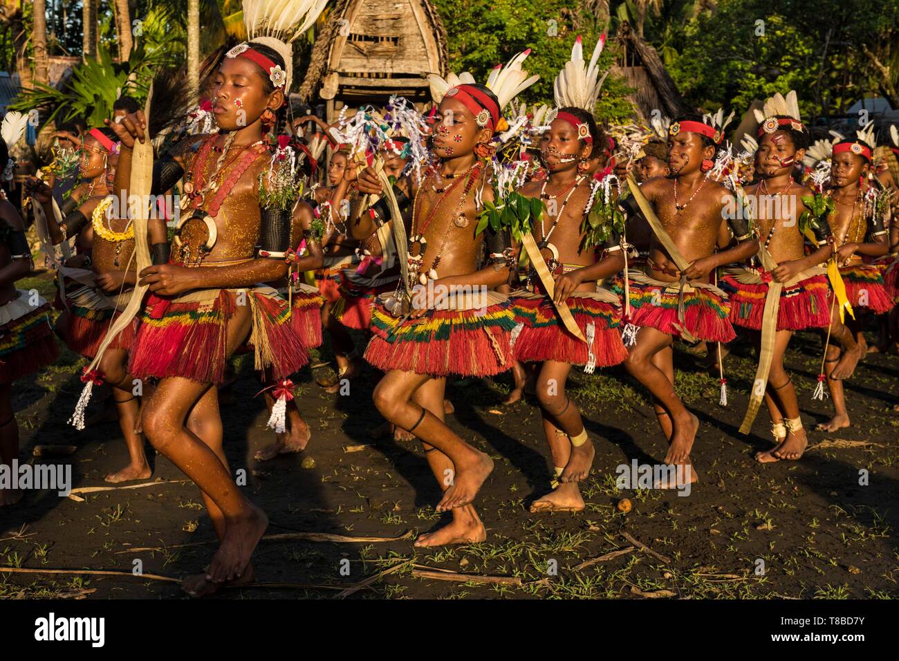Papua New Guinea, Milne Bay Provinz, Meer, Encastreaux Trobriands Archipels, der Insel Kiriwina, Milamala Okaiboma Dorf, Festival, innerhalb der Schule kulturelle Projet, Kinder lernen traditionelle Circle Dance namens Wosi Mwaya Stockfoto