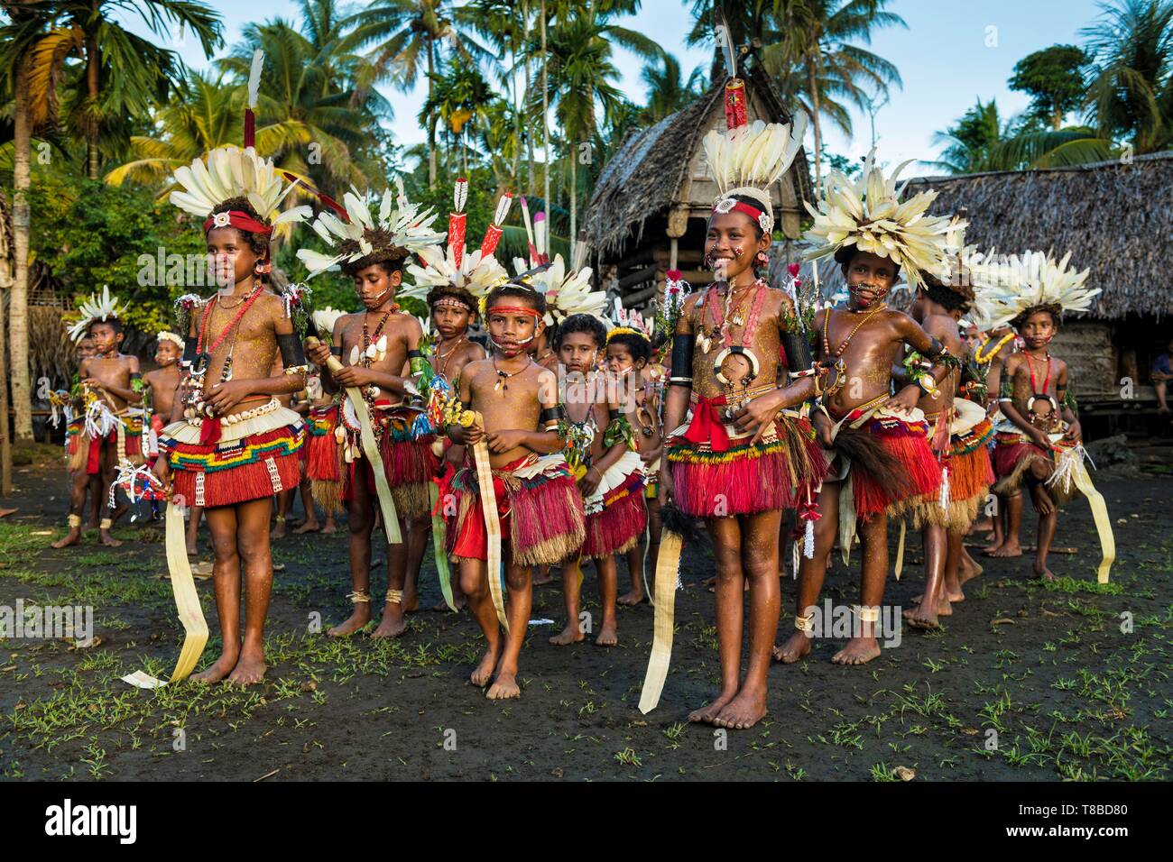 Papua New Guinea, Milne Bay Provinz, Meer, Encastreaux Trobriands Archipels, der Insel Kiriwina, Milamala Okaiboma Dorf, Festival, innerhalb der Schule kulturelle Projet, Kinder lernen traditionelle Circle Dance namens Wosi Mwaya Stockfoto