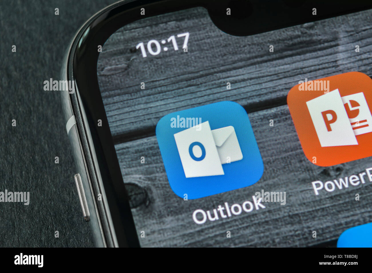 Sankt-Petersburg, Russland, 11. April 2018: Microsoft Outlook office Symbol auf Apple iPhone X-close-up. Microsoft Outlook Symbol der App. Mic Stockfoto