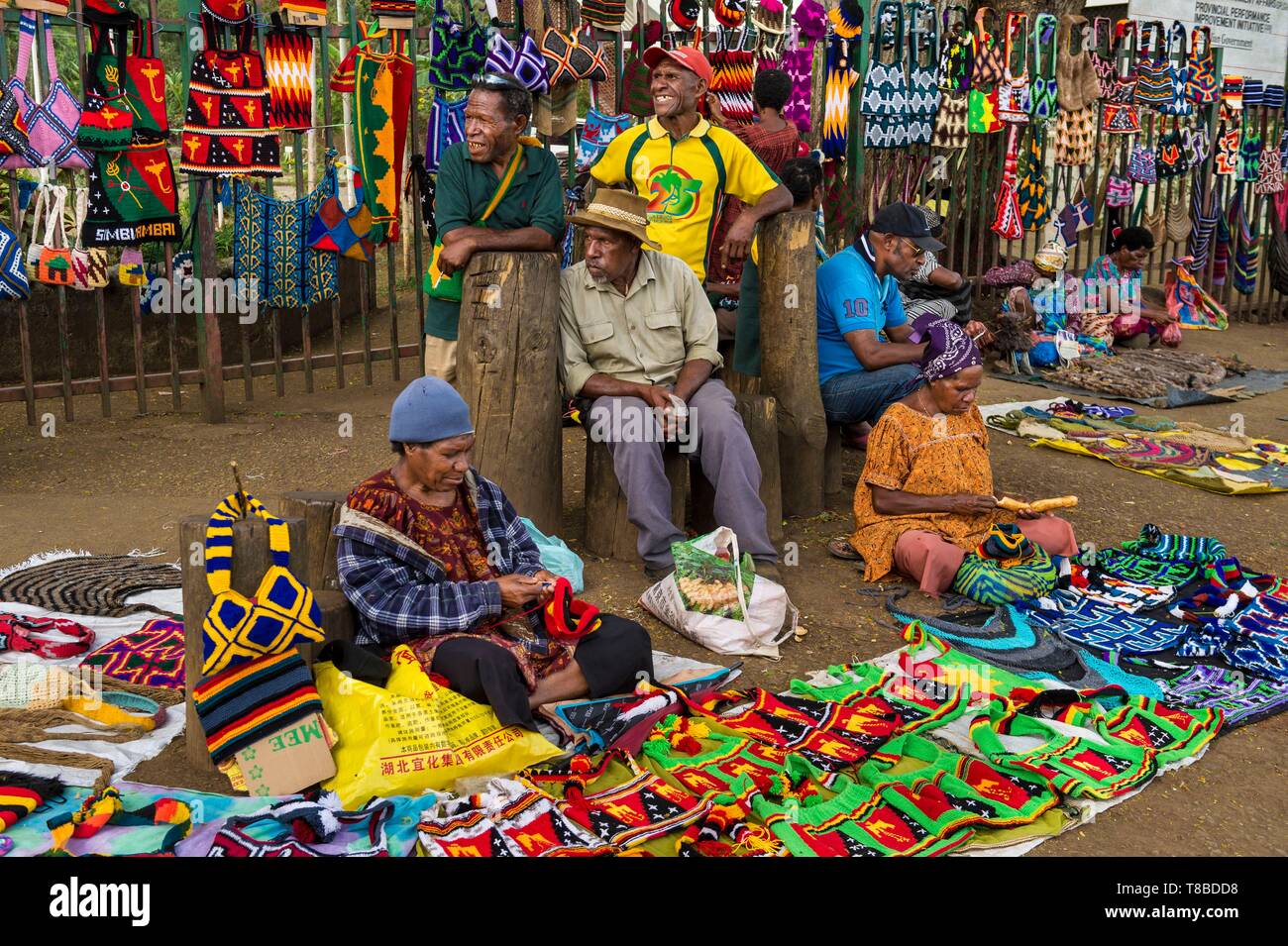 Papua-neuguinea Eastern Highlands Provinz, Goroka, Frauen verkaufen bilums (traditionelle Einkaufsnetze) auf der Straße Stockfoto