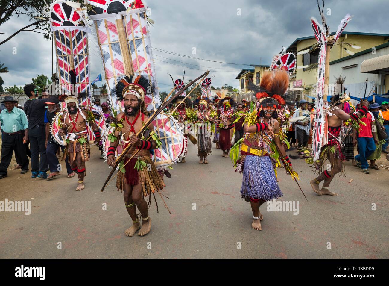 Papua-neuguinea Eastern Highlands Provinz, Goroka Goroka Show Festival, Tänzer der Nupa Safa singen Gruppe von Bena Bereich singen Stockfoto