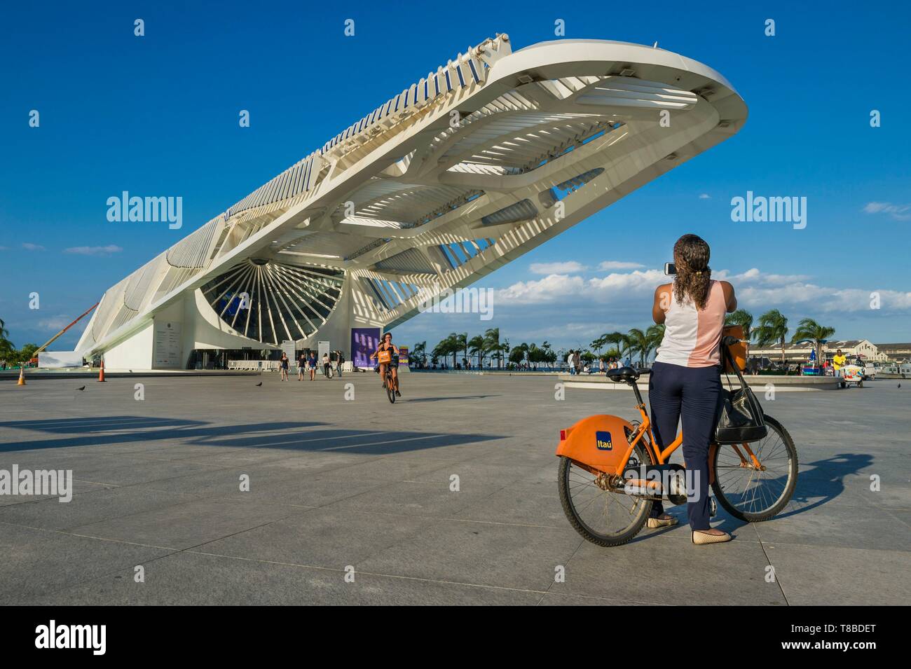 Brasilien, Südosten, Rio de Janeiro, Stadt, Welterbe der UNESCO, Stadtzentrum (Centro), maua Platz vor dem Museum von Morgen (Museo do Amanha), entworfen vom Architekten Santiago Calatrava. Stockfoto