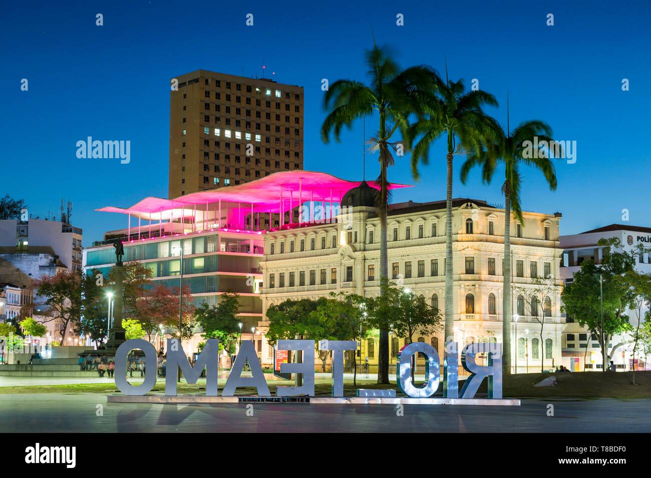 Brasilien, Südosten, Rio de Janeiro, Stadt, Welterbe der UNESCO, Stadtzentrum (Centro), maua Platz, Museum für Moderne Kunst in Rio (Museo de Arte de Rio) vor dem Museum von Morgen (Museo do Amanha) Stockfoto