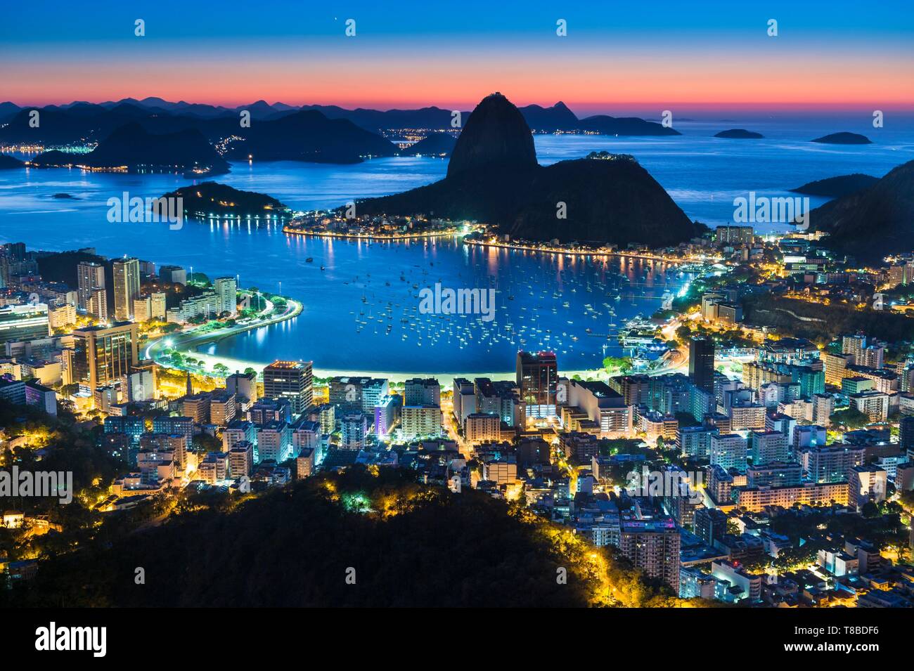 Brasilien, Rio de Janeiro, Rio de Janeiro, Sugarloaf Mountain und Flamengo, Carioca Landschaft als Weltkulturerbe von der UNESCO klassifiziert, allgemeine Ansicht von Dona Marta Belvedere Stockfoto