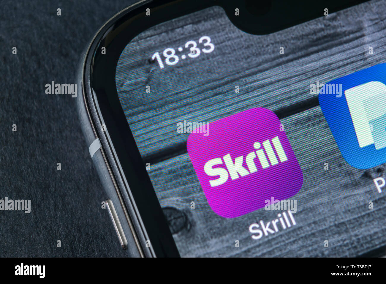 Sankt-Petersburg, Russland, 12. April 2018: Skrill Symbol auf Apple iPhone X Bildschirm des Smartphones. Skrill App Symbol. Skrill ist ein online e Stockfoto