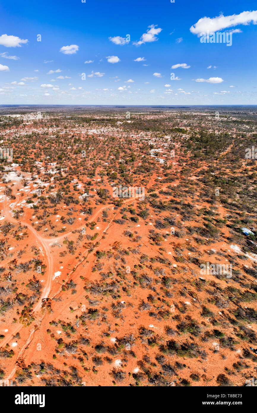 Rote Böden des australischen Outback um Lightning Ridge Stadt - das Zentrum der Opal Bergbau und schwarze Opale Minen in Australien. Erhöhte Antenne vertikal p Stockfoto
