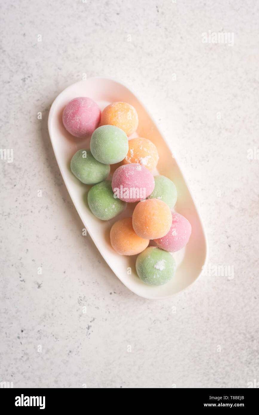 Mini Mochi - traditionelle japanische Dessert auf weiße Tabelle, Ansicht von oben, kopieren. Stockfoto