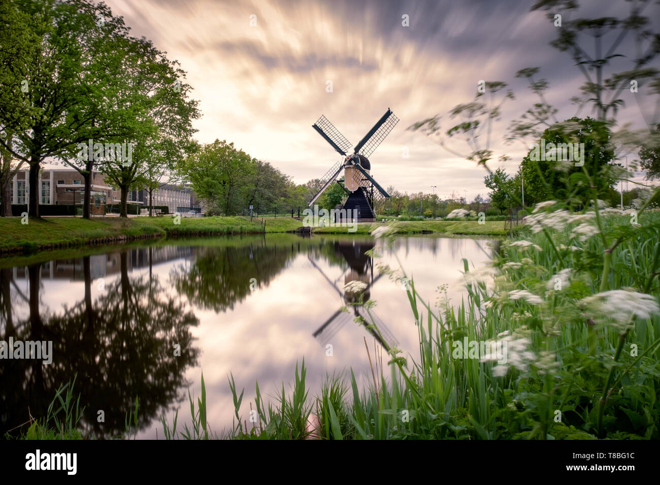 Einer der Windmühlen von Leiden, Holland, während ein windiger Bewölkter Tag Stockfoto