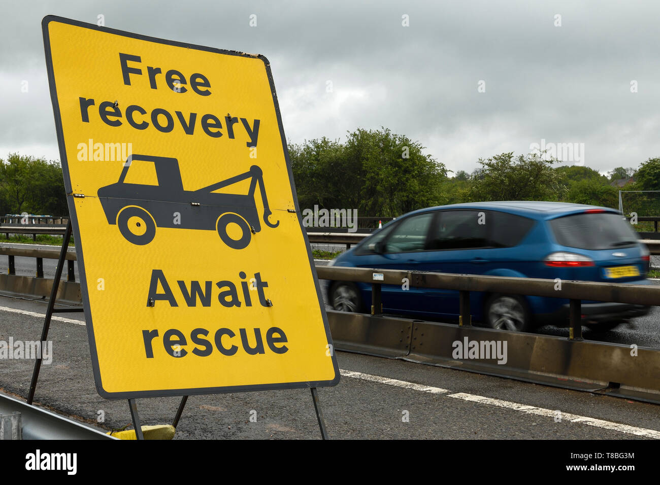 Kostenlose recovery Warten auf Rettung Zeichen auf der Seite der Autobahn M6 in der Baustellen Stockfoto