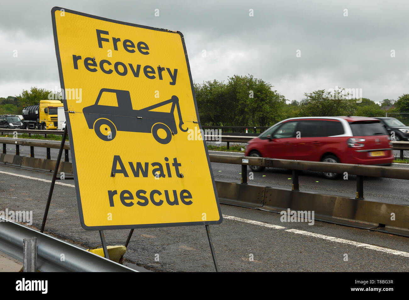 Kostenlose recovery Warten auf Rettung Zeichen auf der Seite der Autobahn M6 in der Baustellen Stockfoto
