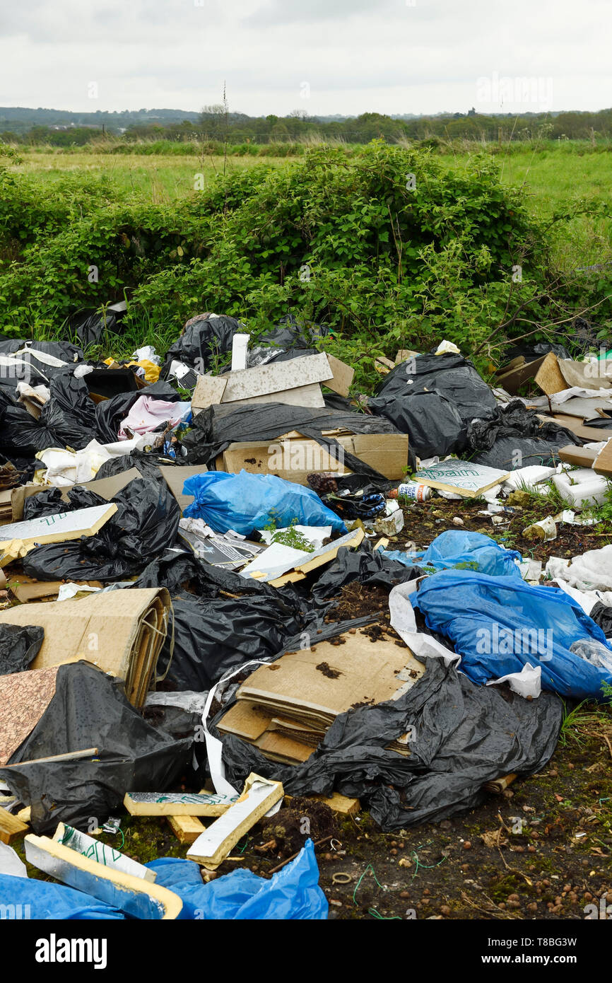 Schuttplatz Müll und Abfall in die Landschaft am Stadtrand von Birmingham GROSSBRITANNIEN Stockfoto