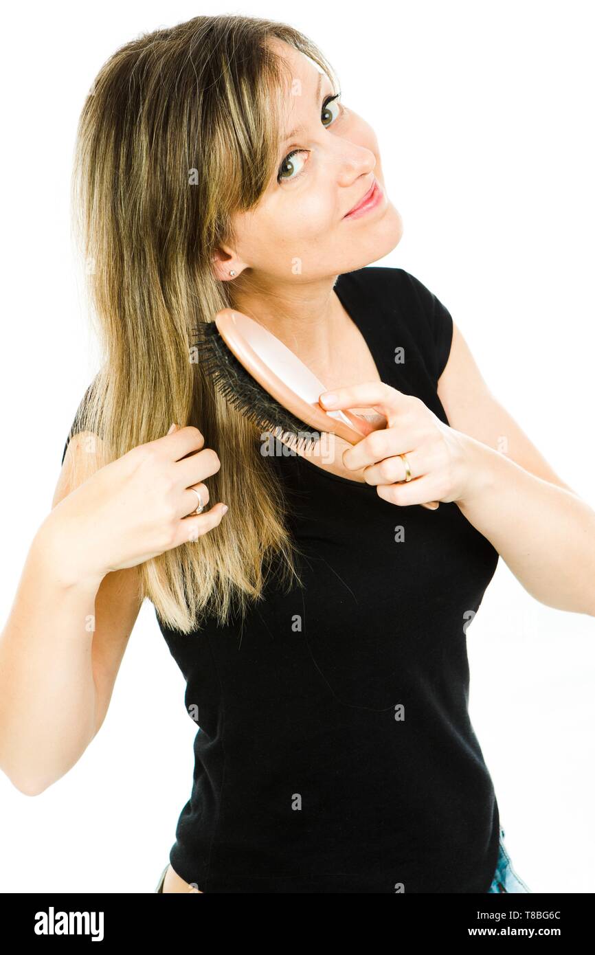 Blonde Frau putzen lange gerade Haare mit Haarbürste - Einfache glatte Haare Dressing - Weißer Hintergrund Stockfoto